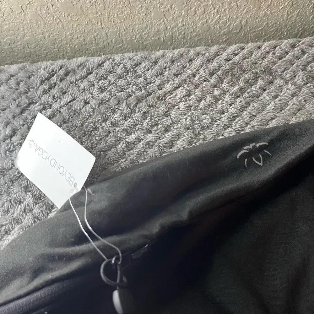 NWT Beyond Yoga 💫Black 💫Pocket Infinity Scarf